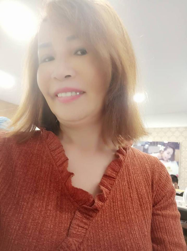 Chú rể 26 tuổi tự dành dụm mua tặng vợ 62 tuổi kim cương làm quà 20/10 khiến dân mạng ghen tị