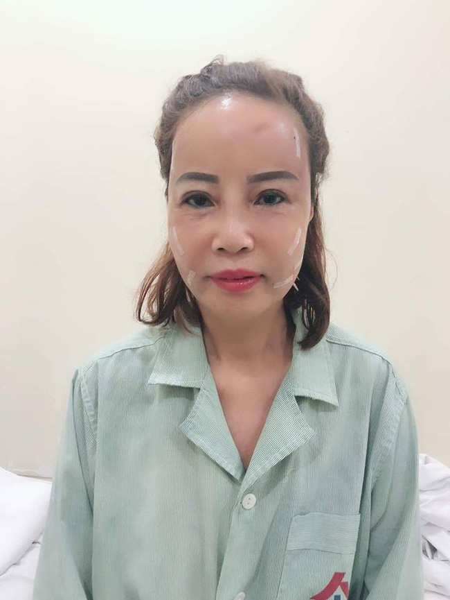 Chú rể 26 tuổi tự dành dụm mua tặng vợ 62 tuổi kim cương làm quà 20/10 khiến dân mạng ghen tị