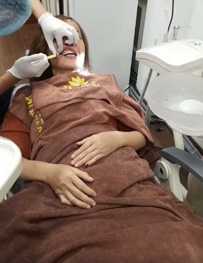 Chú rể 26 tuổi tự dành dụm mua tặng vợ 62 tuổi kim cương làm quà 20/10 khiến dân mạng ghen tị