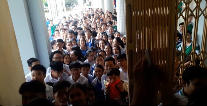 Học sinh Thái Phiên (Đà Nẵng) vây kín nhà vệ sinh nữ xem màn tỏ tình lãng mạn như phim