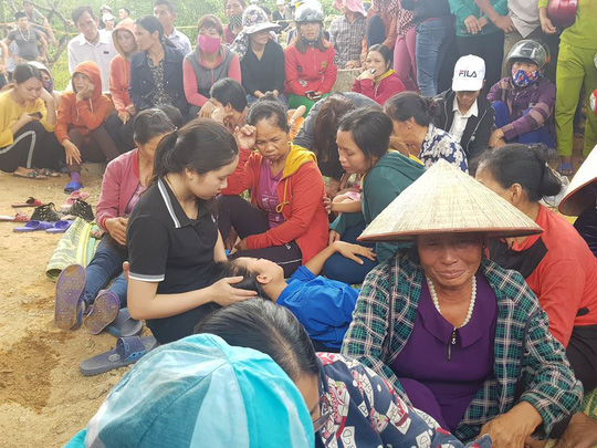 Uẩn khúc cả gia đình treo cổ tử vong