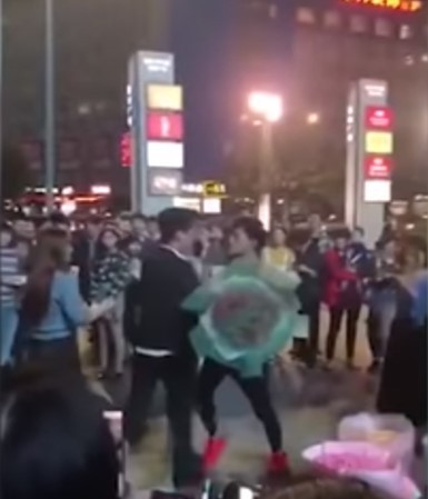 Màn cầu hôn oái oăm nhất năm: Hai chàng trai cùng bày tỏ với một cô gái không thành nên lao vào đánh nhau Màn cầu hôn oái oăm nhất năm: Hai chàng trai cùng bày tỏ với một cô gái không thành nên lao vào đánh nhau
