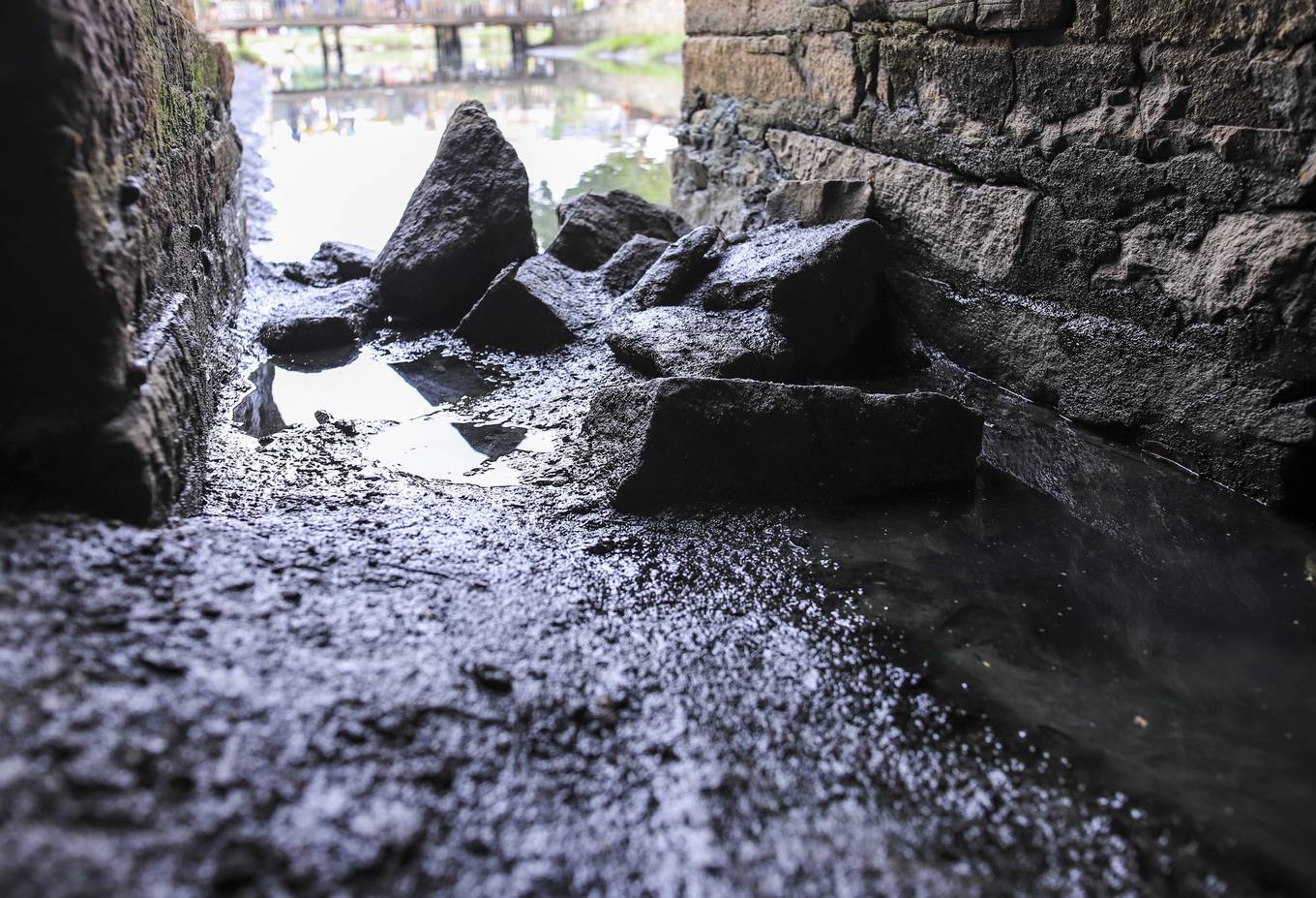 Nước thải hôi thối bao vây Chùa Cầu Hội An