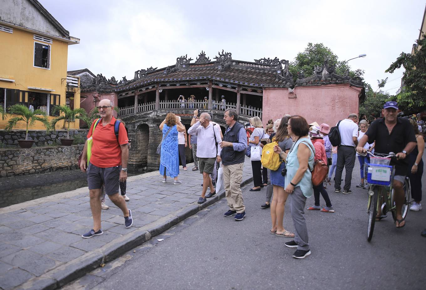 Nước thải hôi thối bao vây Chùa Cầu Hội An