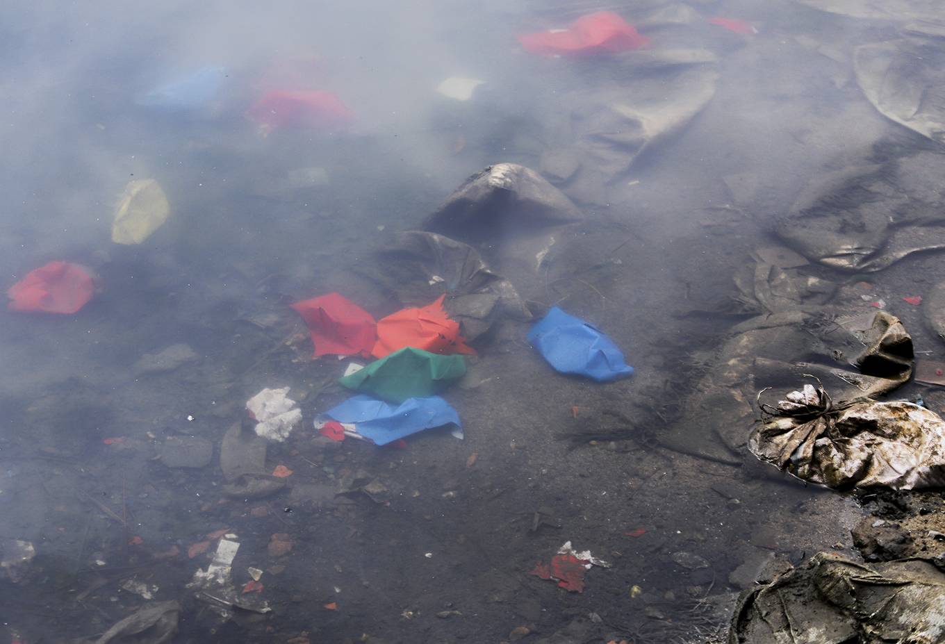 Nước thải hôi thối bao vây Chùa Cầu Hội An