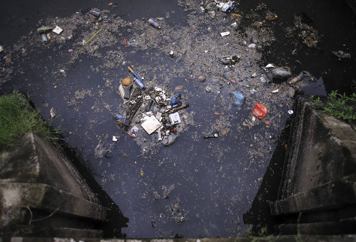 Nước thải hôi thối bao vây Chùa Cầu Hội An