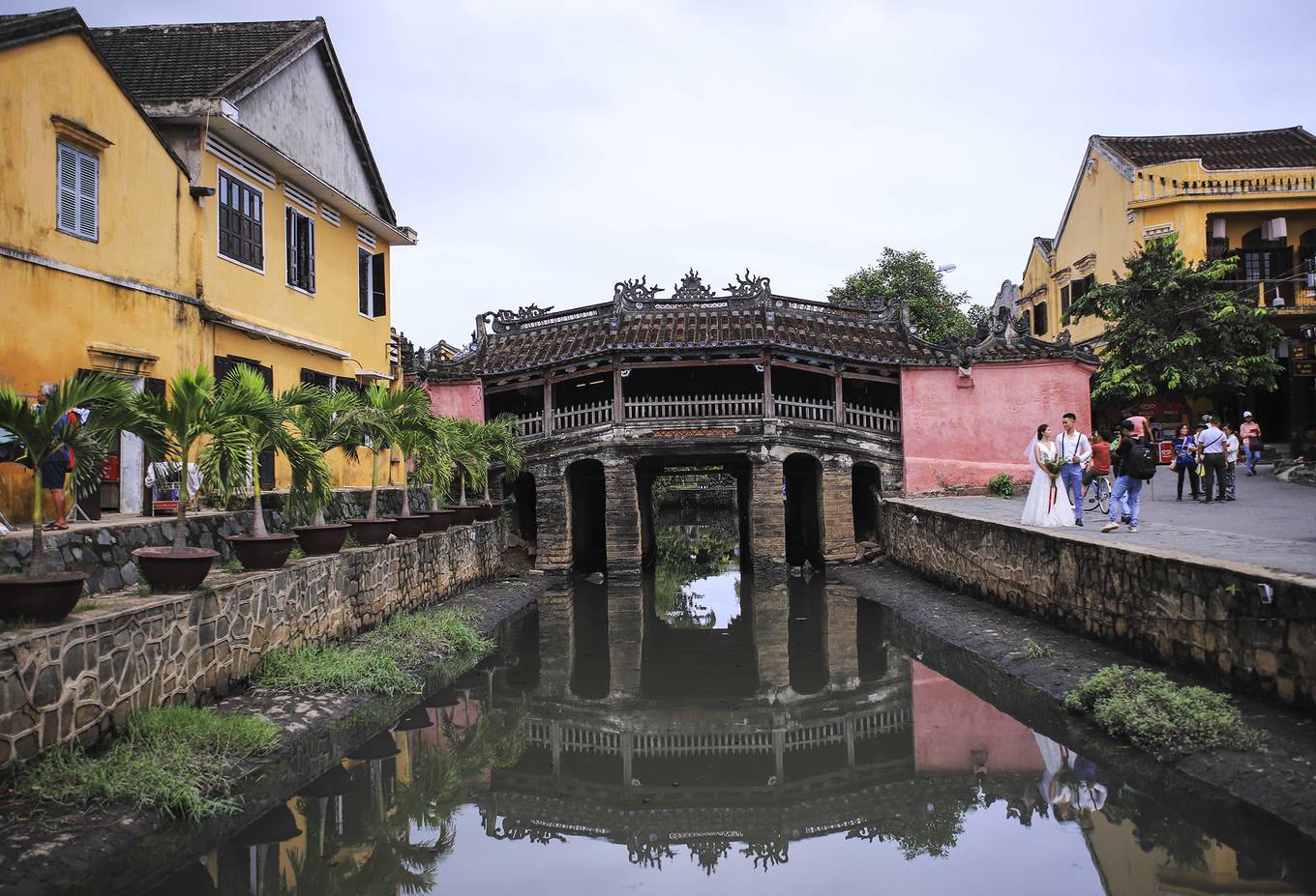 Nước thải hôi thối bao vây Chùa Cầu Hội An