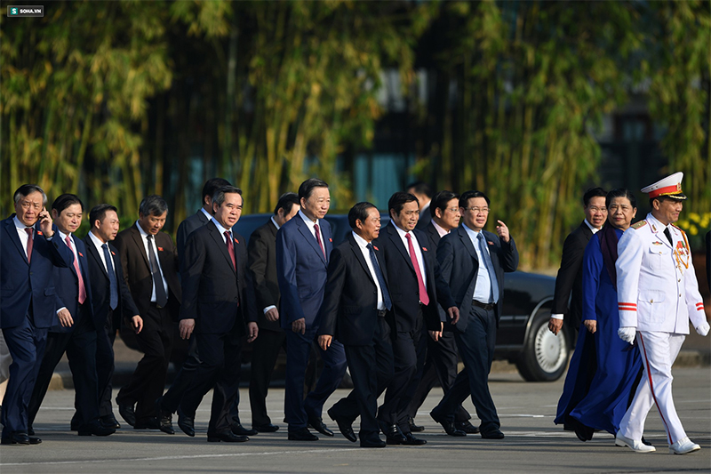 Đại biểu Quốc hội viếng Chủ tịch Hồ Chí Minh