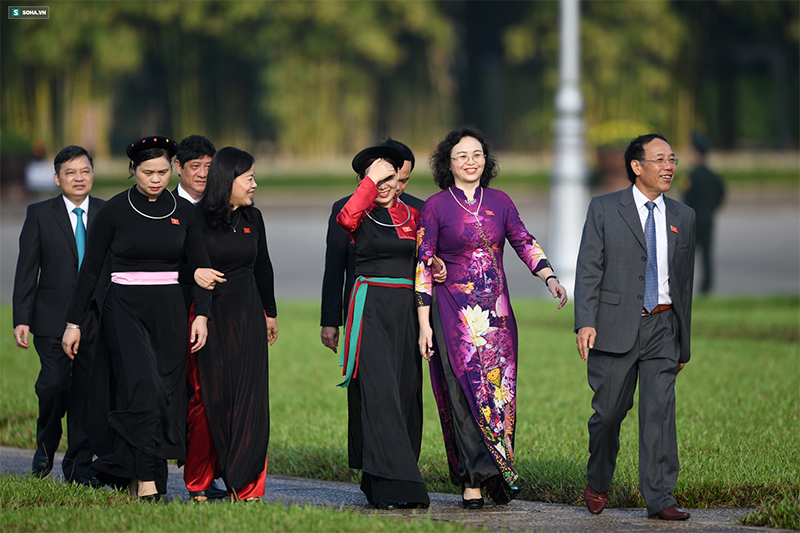 Đại biểu Quốc hội viếng Chủ tịch Hồ Chí Minh