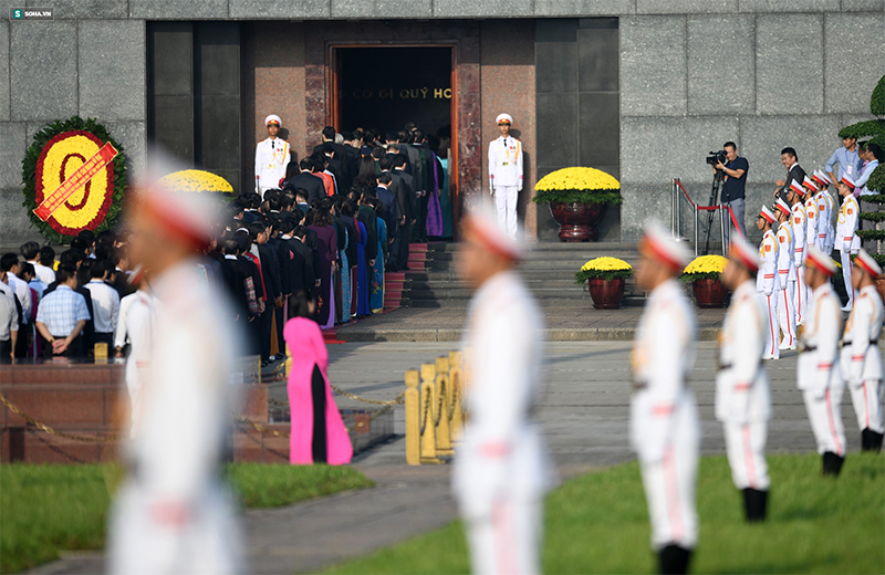 Đại biểu Quốc hội viếng Chủ tịch Hồ Chí Minh