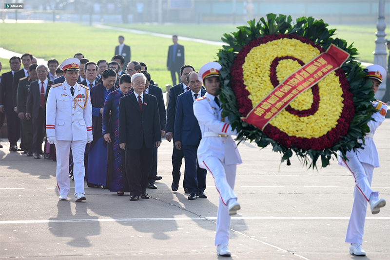 Đại biểu Quốc hội viếng Chủ tịch Hồ Chí Minh