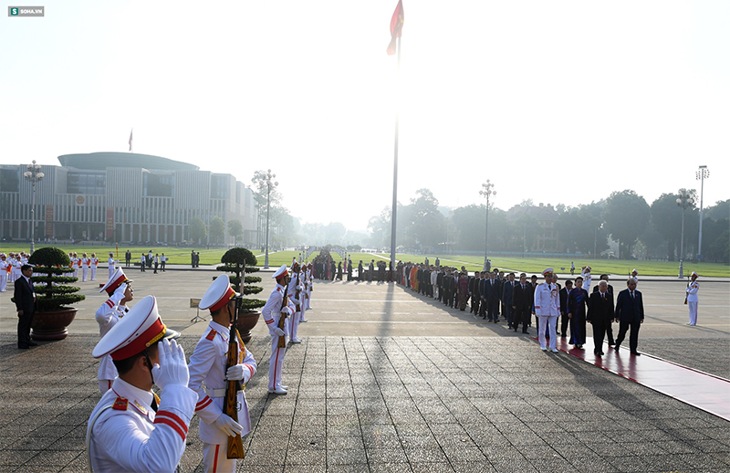 Đại biểu Quốc hội viếng Chủ tịch Hồ Chí Minh