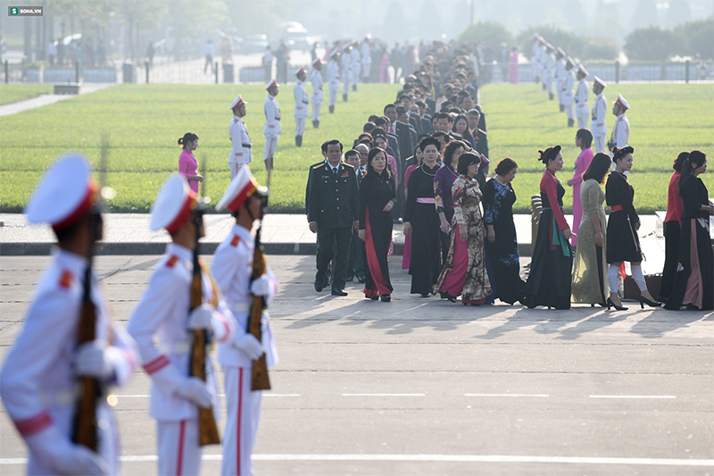 Đại biểu Quốc hội viếng Chủ tịch Hồ Chí Minh