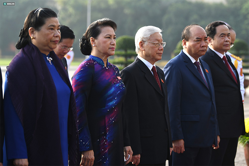 Đại biểu Quốc hội viếng Chủ tịch Hồ Chí Minh