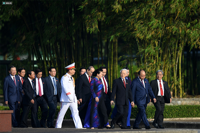 Đại biểu Quốc hội viếng Chủ tịch Hồ Chí Minh