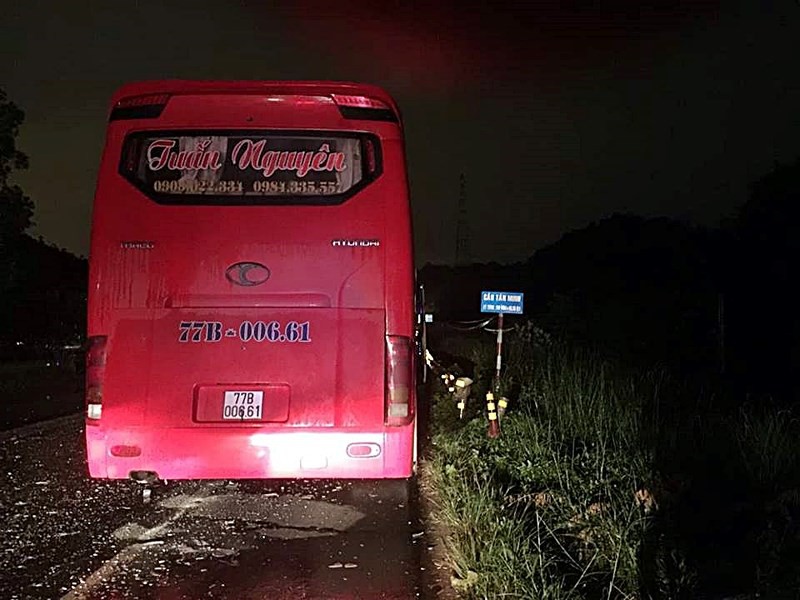 Tai nạn dây chuyền một người tử vong kẹt trong xe