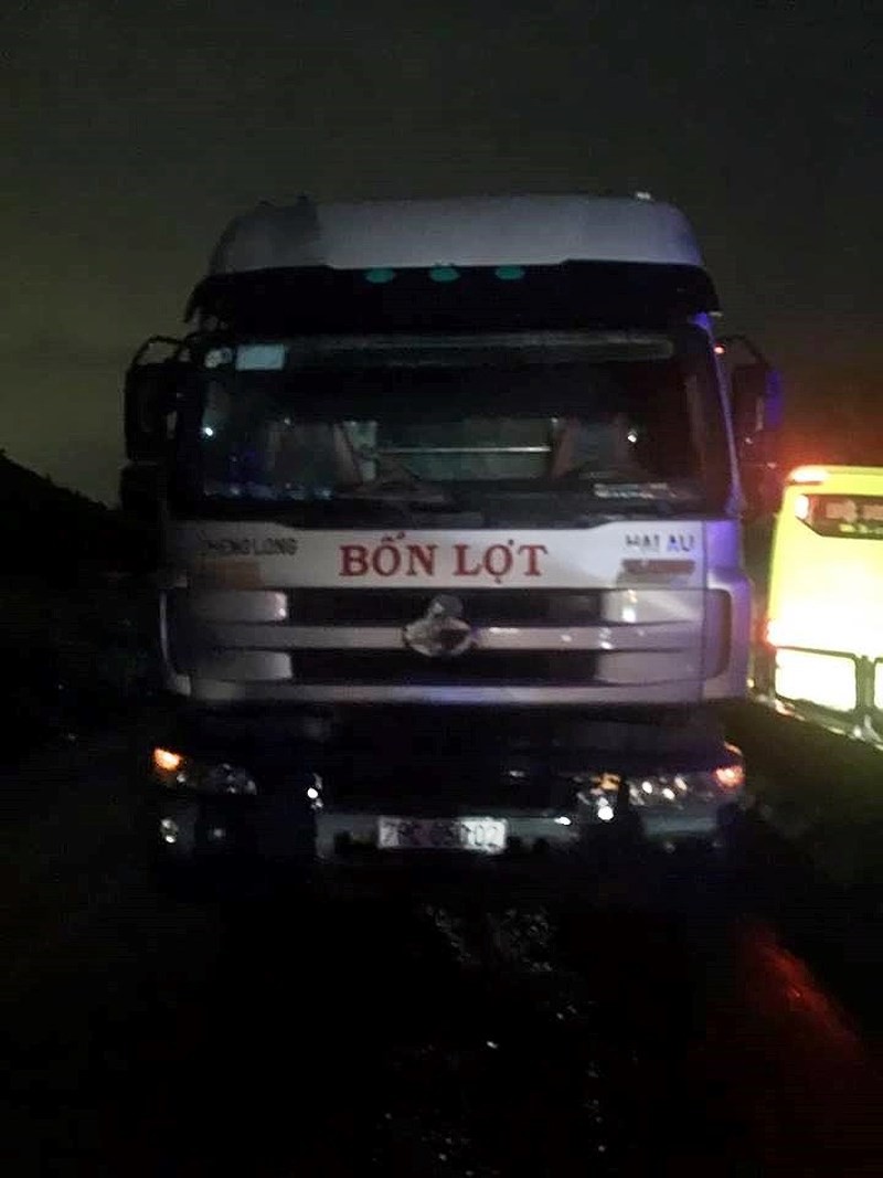 Tai nạn dây chuyền một người tử vong kẹt trong xe