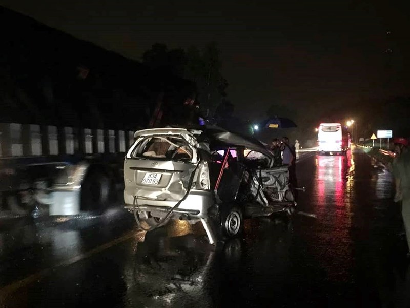 Tai nạn dây chuyền một người tử vong kẹt trong xe