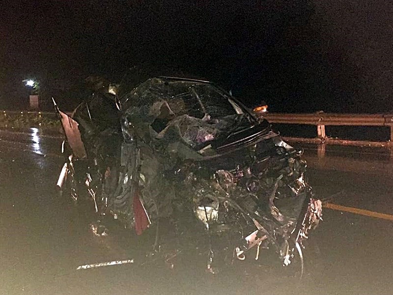 Tai nạn dây chuyền một người tử vong kẹt trong xe