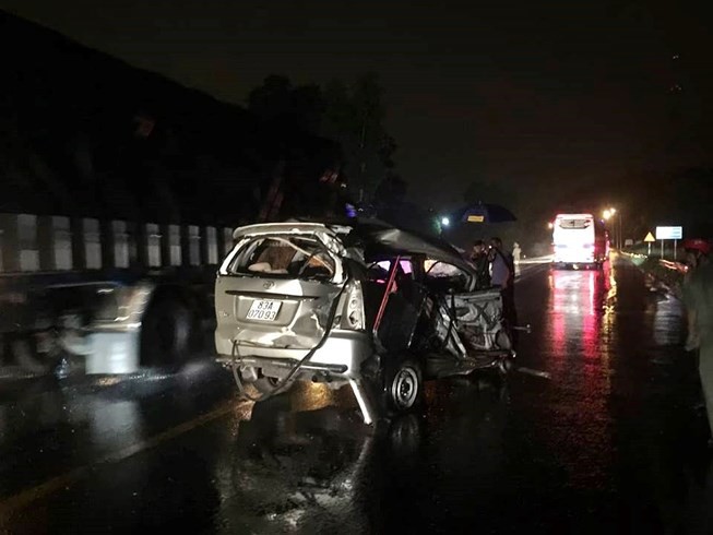 Tai nạn dây chuyền một người tử vong kẹt trong xe