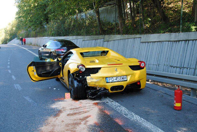 Đua với Ferrari, tài xế Porsche Cayenne gây tai nạn chết người