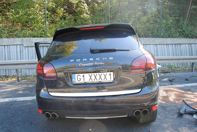Đua với Ferrari, tài xế Porsche Cayenne gây tai nạn chết người