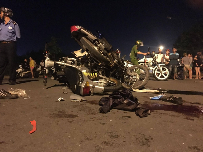 Hai thanh niên đua xe khiến người đi đường nguy kịch
