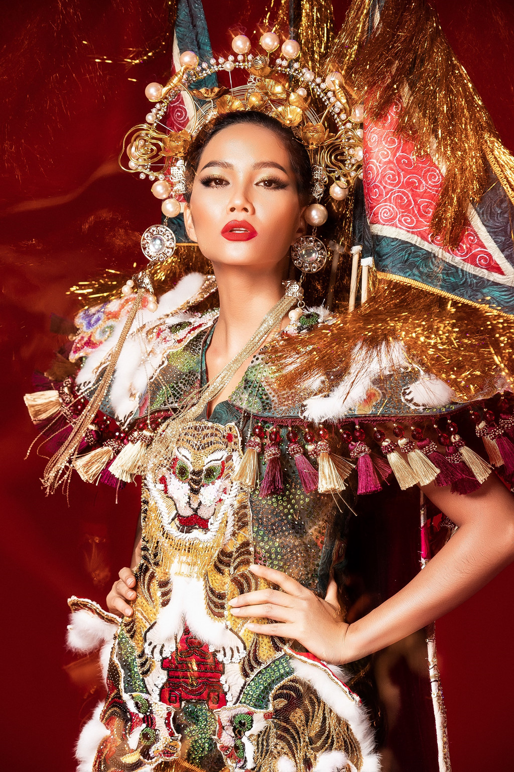 Hoa hậu HHen Niê công bố top 6 trang phục dân tộc đi dự thi Miss Universe 2018