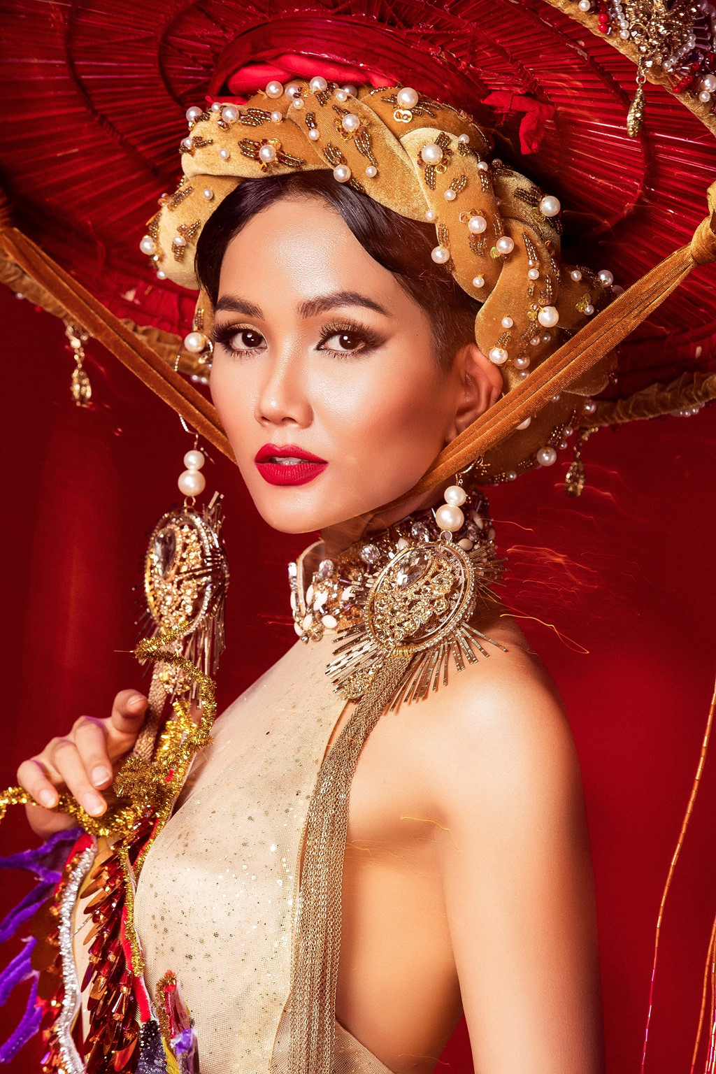 Hoa hậu HHen Niê công bố top 6 trang phục dân tộc đi dự thi Miss Universe 2018
