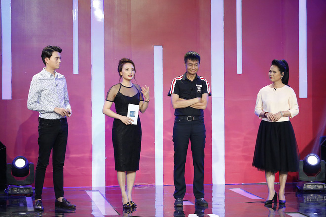 Học viện mẹ chồng tập 11: Lâm Khánh Chi không biết cách làm thơ ca ngợi mình, mẹ chồng phải vụng trộm nhắc bài