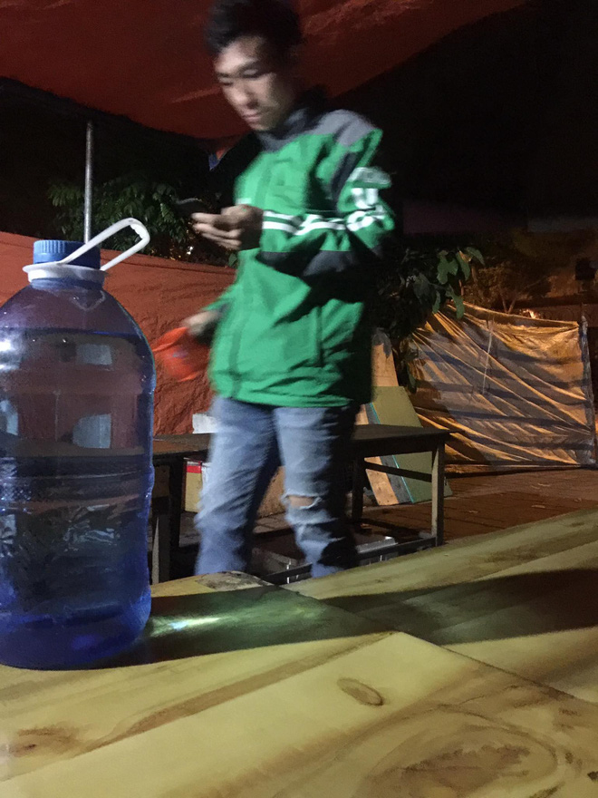 Cô gái về khuya không vào được phòng trọ, anh GrabBike chở khách nữ đi tìm gần 50 nhà nghỉ suốt 4h đồng hồ mà không lấy tiền
