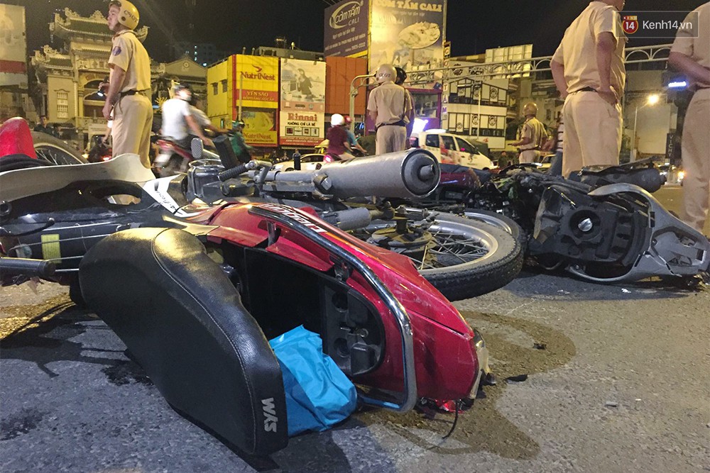 Video - Ảnh: Hiện trường vụ nữ tài xế điều khiển xe BMW gây tai nạn kinh hoàng ở ngã tư Hàng Xanh