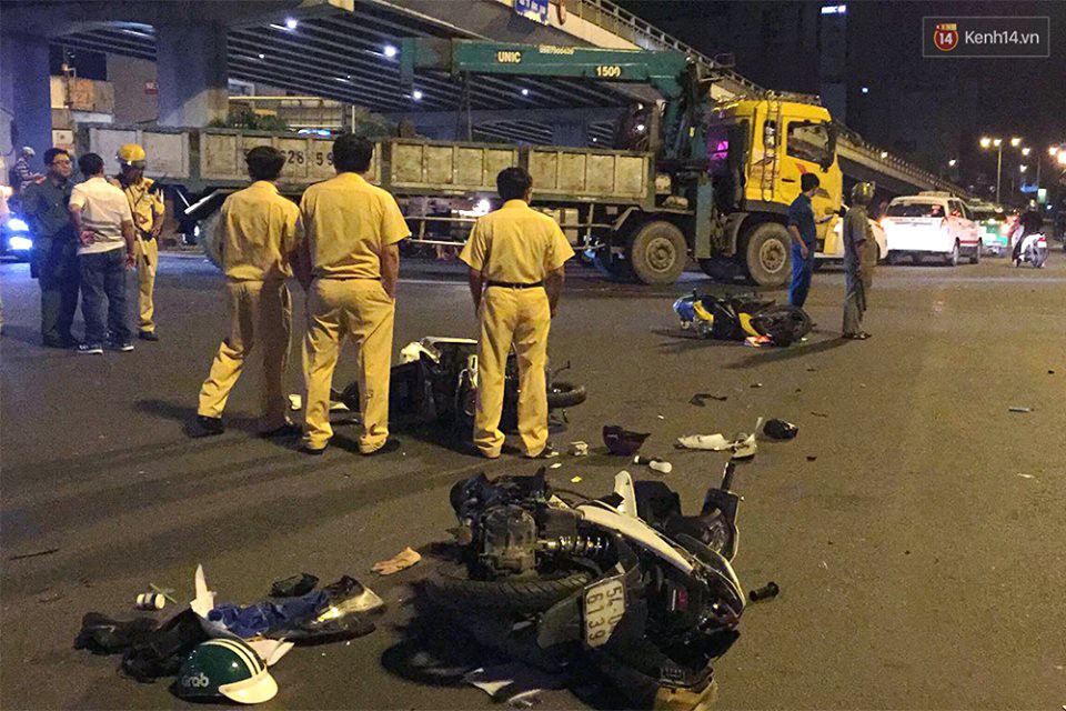 Video - Ảnh: Hiện trường vụ nữ tài xế điều khiển xe BMW gây tai nạn kinh hoàng ở ngã tư Hàng Xanh