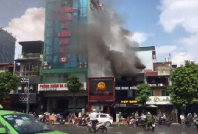 Cháy nghi ngút tại cửa hàng ăn uống trên phố Kim Mã