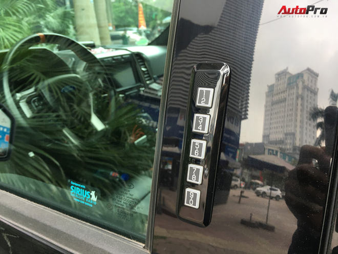 Siêu bán tải Ford F-150 Raptor đầu tiên của dân chơi xứ Nghệ ra biển trắng với số đẹp