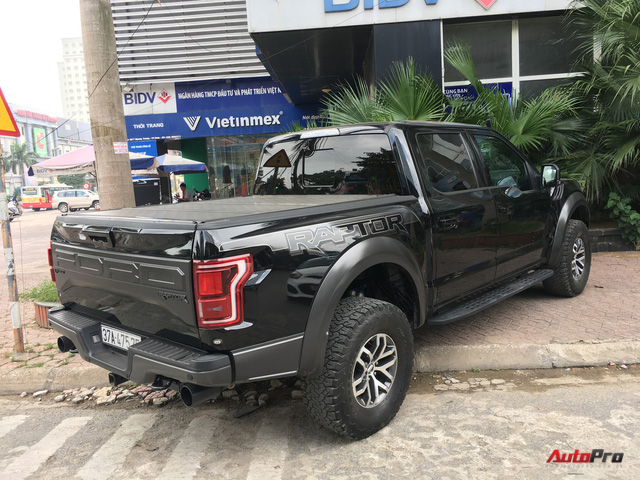 Siêu bán tải Ford F-150 Raptor đầu tiên của dân chơi xứ Nghệ ra biển trắng với số đẹp