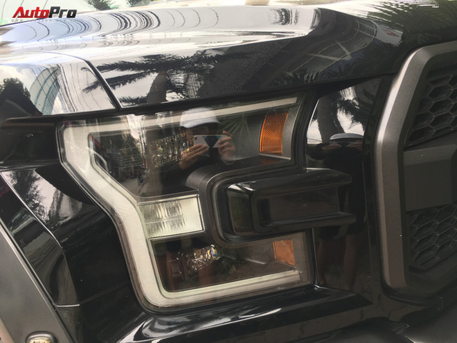 Siêu bán tải Ford F-150 Raptor đầu tiên của dân chơi xứ Nghệ ra biển trắng với số đẹp