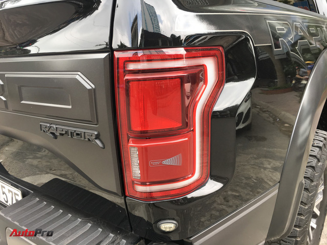 Siêu bán tải Ford F-150 Raptor đầu tiên của dân chơi xứ Nghệ ra biển trắng với số đẹp