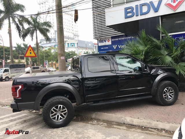 Siêu bán tải Ford F-150 Raptor đầu tiên của dân chơi xứ Nghệ ra biển trắng với số đẹp