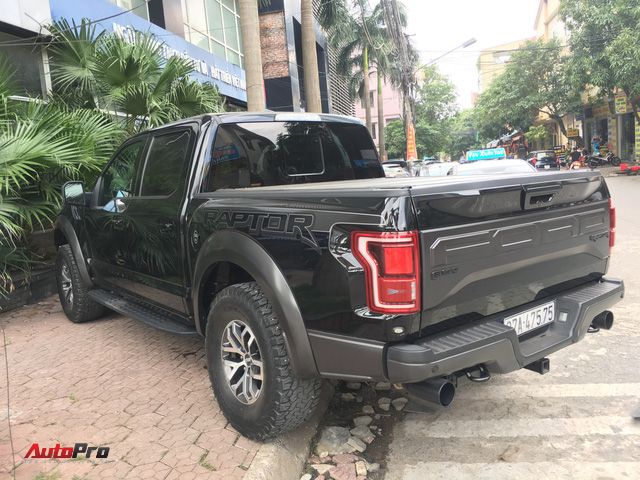 Siêu bán tải Ford F-150 Raptor đầu tiên của dân chơi xứ Nghệ ra biển trắng với số đẹp