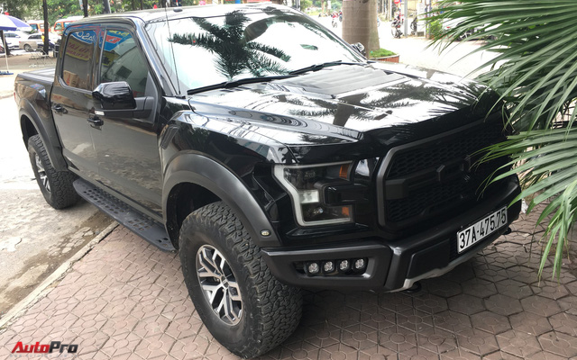 Siêu bán tải Ford F-150 Raptor đầu tiên của dân chơi xứ Nghệ ra biển trắng với số đẹp