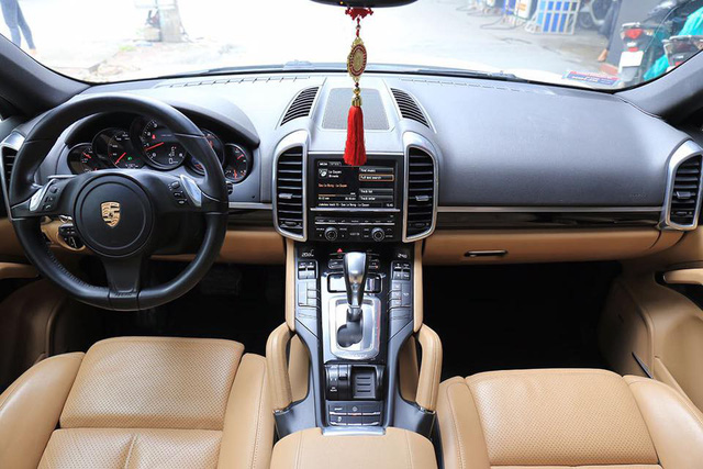 Porsche Cayenne 2014 giá ngang Mercedes-Benz E300 AMG đập hộp