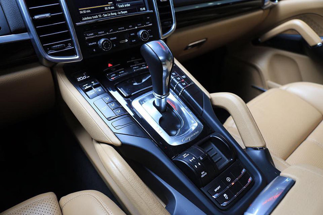 Porsche Cayenne 2014 giá ngang Mercedes-Benz E300 AMG đập hộp