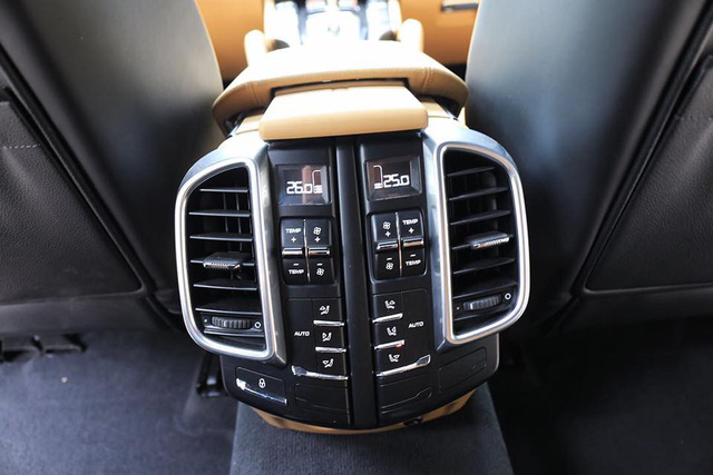 Porsche Cayenne 2014 giá ngang Mercedes-Benz E300 AMG đập hộp