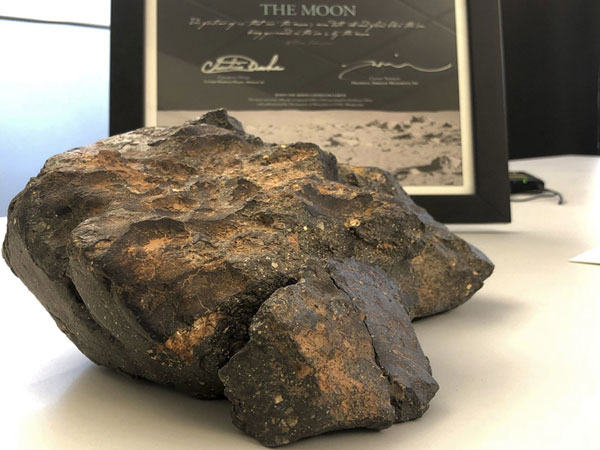 Đại gia Việt mua thiên thạch 14 tỷ ở Mỹ về nước cúng chùa