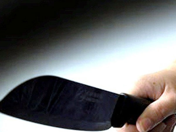 Hà Nội: Bé gái lớp 2 đang chơi trước sân nhà bị nam thanh niên lạ mặt lao đến chém nhiều nhát