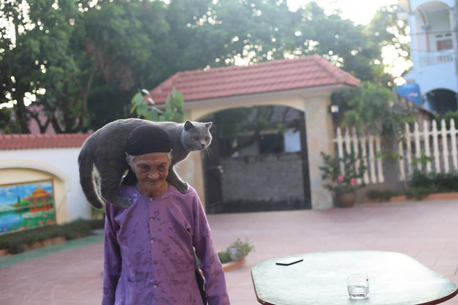 Cụ bà 93 tuổi với sở thích chụp ảnh, khiến người khác bật cười vì tấm hình hút thuốc lào