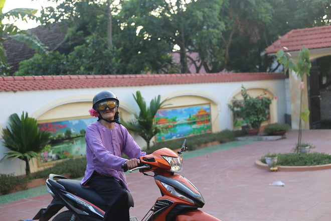 Cụ bà 93 tuổi với sở thích chụp ảnh, khiến người khác bật cười vì tấm hình hút thuốc lào