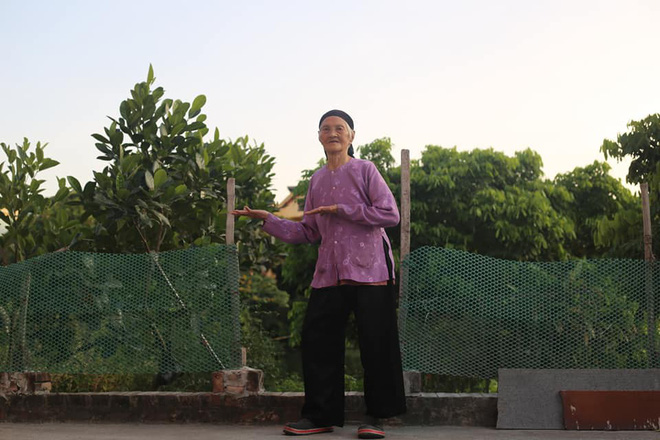 Cụ bà 93 tuổi với sở thích chụp ảnh, khiến người khác bật cười vì tấm hình hút thuốc lào