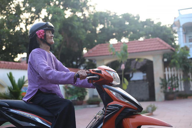 Cụ bà 93 tuổi với sở thích chụp ảnh, khiến người khác bật cười vì tấm hình hút thuốc lào